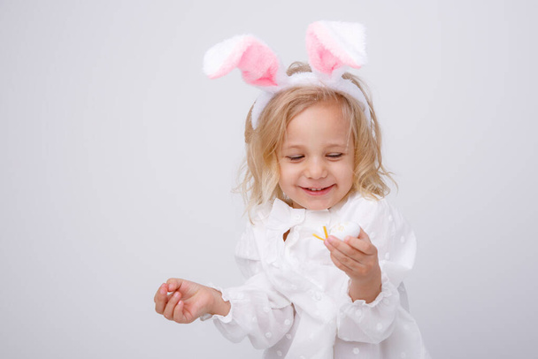 Portret van een schattig klein meisje met konijnenoren. Pasen concept - Foto, afbeelding