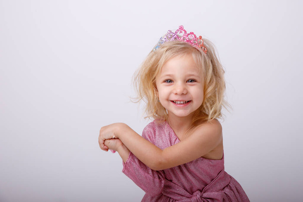 bella bambina bionda in posa con un cuore a forma di lecca-lecca  - Foto, immagini