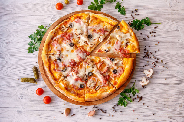 close up pizza with ham and mushrooms  - Foto, afbeelding