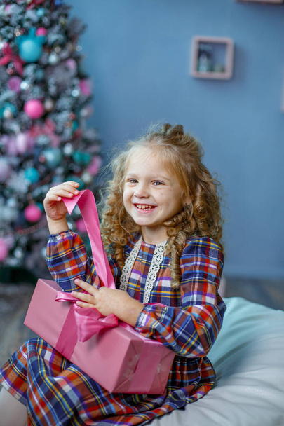 klein meisje houden geschenk  - Foto, afbeelding