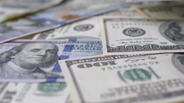Jede Menge American Bills liegen auf dem Tisch. Banknoten im Wert von hundert US-Dollar - Filmmaterial, Video