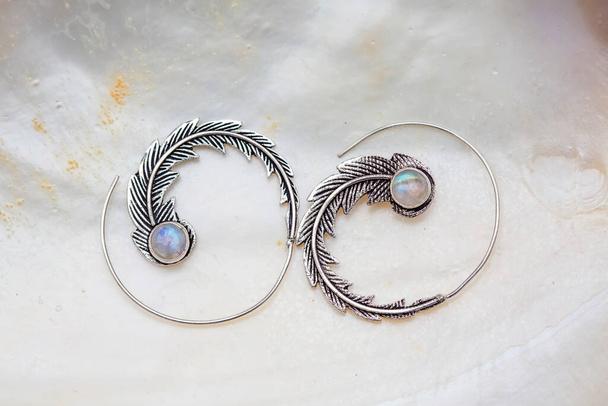 Boucles d'oreilles boho spirale en métal argenté avec pierre de lune  - Photo, image