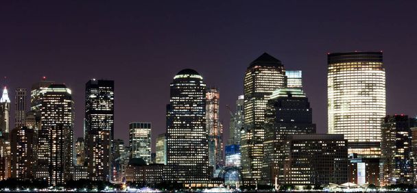 Edificio de Arquitectura Cityscape Business. City Scape en la escena nocturna. Ciudad moderna por la noche - Foto, imagen
