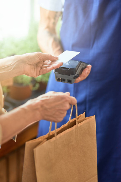 Mujer pagando por productos con tarjeta de crédito - Foto, Imagen