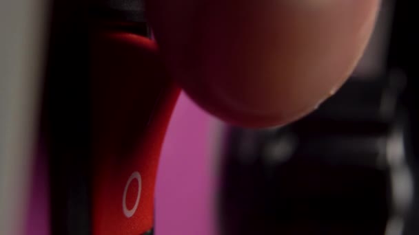 Pressione o botão vermelho, o início do aparelho elétrico com uma luz vermelha no borrão. Macro shot - Filmagem, Vídeo