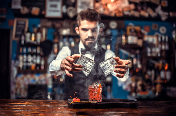 Retrato de camarero demuestra sus habilidades sobre el mostrador en el club nocturno - Foto, imagen
