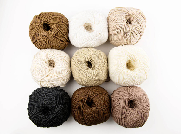 Balls of yarn for knitting brown flowers on a white background. - Foto, afbeelding