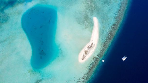 Islas tropicales y atolones. Disparando desde el dron. Aguas turquesas puras del océano. Arena de coral blanco y lagunas azules
. - Foto, Imagen