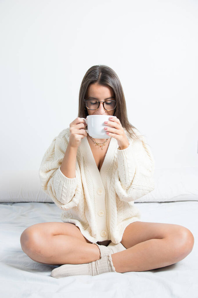 donna con occhiali confortevole a casa bevendo una tazza di caffè o tè con vestiti di lana caldi. Concetto essere a casa - Foto, immagini