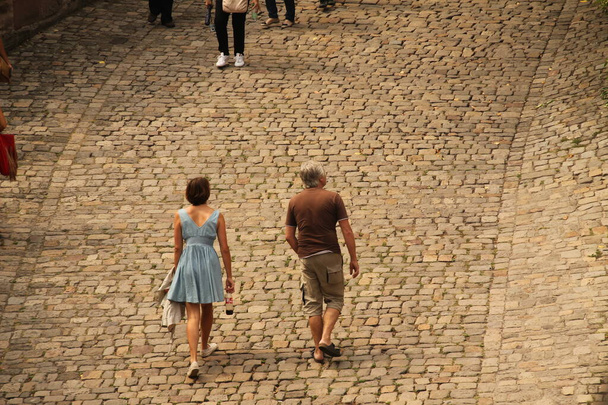 Couple wwalking in the street - Фото, зображення