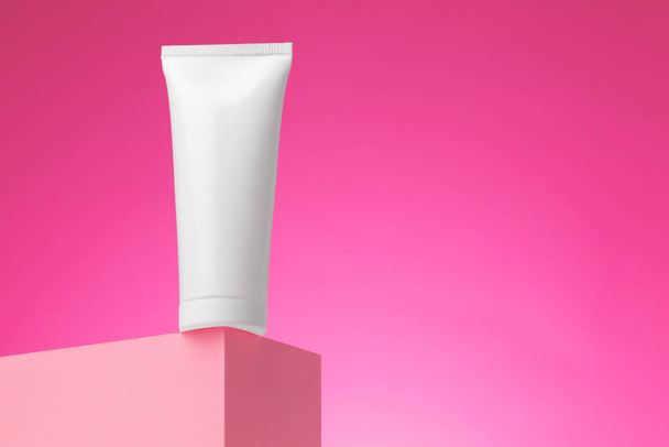 Blank white cosmetic container against pink background - Zdjęcie, obraz