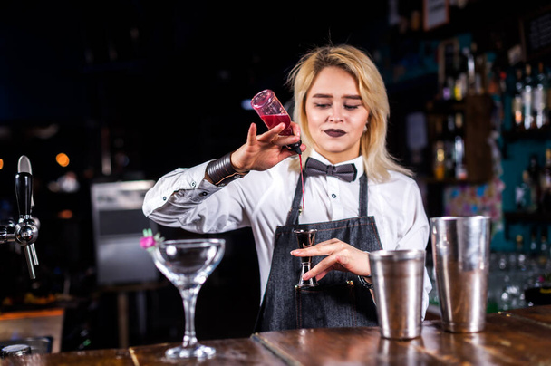 Chica barman crea un cóctel en la brasserie - Foto, Imagen