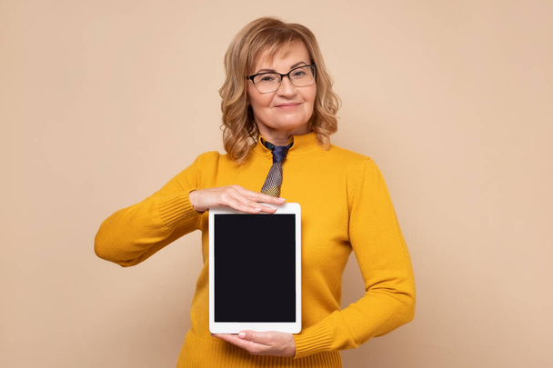 Femme de bureau principale montrant écran de tablette vide avec copyspace - Photo, image