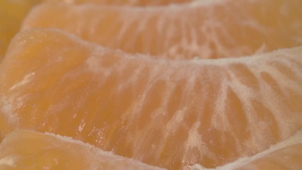 Mandarin szeletek közelről. Szuper makró videó. Trópusi gyümölcs. - Felvétel, videó