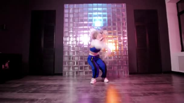 Bella giovane donna con lunghi capelli danza hip hop, freestyle, sala da ballo in uno studio coreografico. - Filmati, video