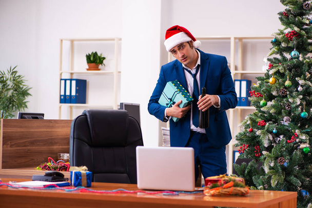 Pracownik w biurze podczas świąt Bożego Narodzenia - Zdjęcie, obraz