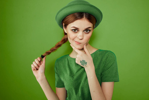 Хороша дівчина з сорочкою на руці на зелених вихідних Св. Патрикс Дей веселий капелюх на голові  - Фото, зображення