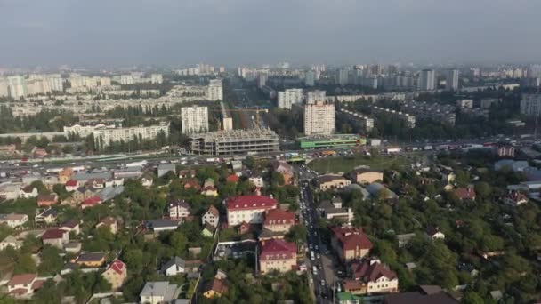Sofiyevskaya Borshchagovka, regio Kiev, Oekraïne - november 2020: Uitzicht vanuit de lucht op huisjes en appartementengebouwen. Particuliere sector vlakbij de stad. Luchtfoto van huisjes in de buurt van de stad. - Video