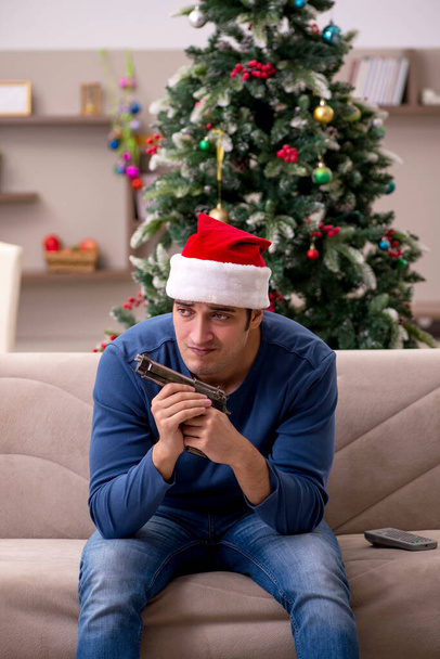 Genç adam Noel 'i evde yalnız kutluyor. - Fotoğraf, Görsel