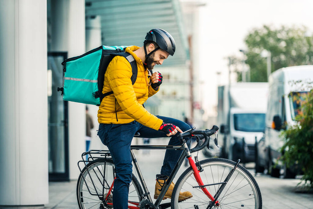 Food delivery service, rider delivering food to clints with bicycle - Concepts about transportation, food delivery and technology - Fotoğraf, Görsel