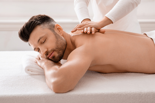 Relaxed man having manual therapy session at spa - Foto, Imagem