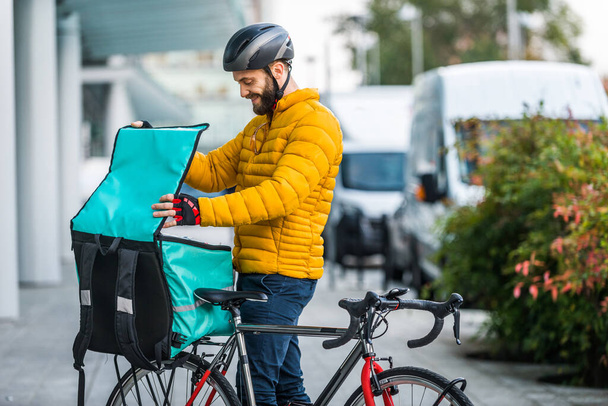 Food delivery service, rider delivering food to clints with bicycle - Concepts about transportation, food delivery and technology - Φωτογραφία, εικόνα