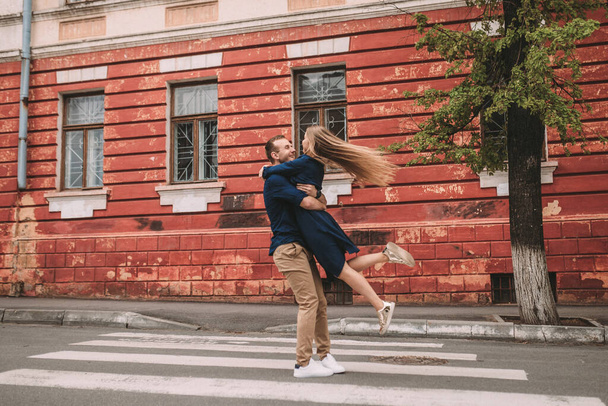 Joyeux couple marchant sur le passage piétonnier de la ville - Photo, image