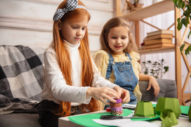 Dwoje małych dzieci, dziewczynki razem w kreatywności domu. Szczęśliwe dzieci zrobić ręcznie zabawki do gier lub obchodów Nowego Roku - Zdjęcie, obraz