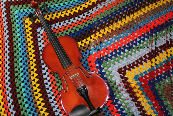 μουσικό όργανο βιολί ένα μουσικό όργανο ιταλικής προέλευσης που ονομάζεται επίσης βιόλα - Φωτογραφία, εικόνα