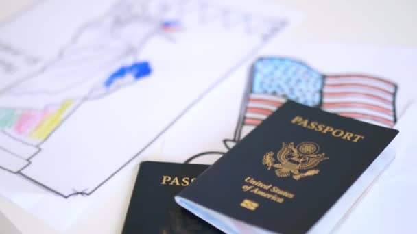 アメリカの愛国的シンボルの着色ページの上の2つのアメリカのパスポート - 映像、動画