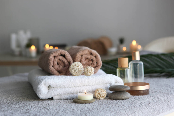 Όμορφη σύνθεση spa πετσέτες και αξεσουάρ spa - Φωτογραφία, εικόνα