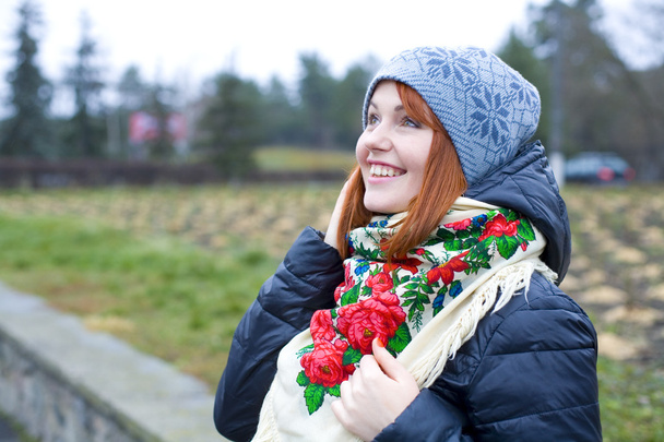 Menina em um lenço ucraniano brilhante
 - Foto, Imagem