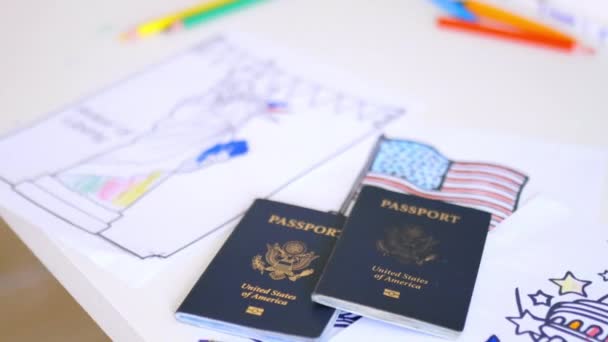 Dos pasaportes americanos sobre imágenes de símbolos patrióticos americanos - Metraje, vídeo