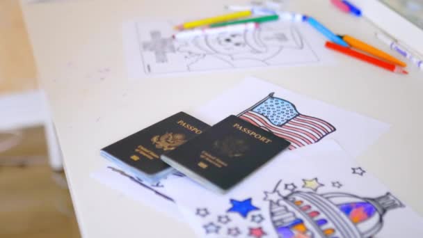 Dos pasaportes americanos sobre imágenes de símbolos patrióticos americanos - Metraje, vídeo