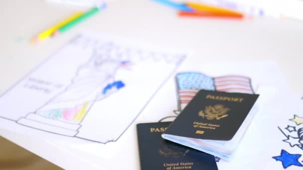 アメリカの愛国的シンボルの上の2つのアメリカのパスポート - 映像、動画