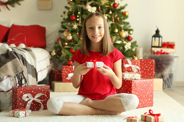 Nettes kleines Mädchen im Weihnachtsinterieur des Hauses - Foto, Bild