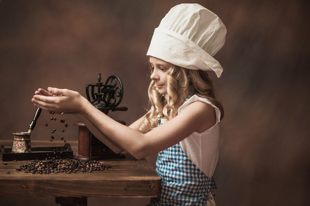Girl holds coffee beans - Photo, image