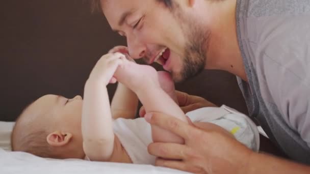 Közel Millenniumi fekete apa feküdt az ágyon játszik az újszülött lánya lánya. - Felvétel, videó