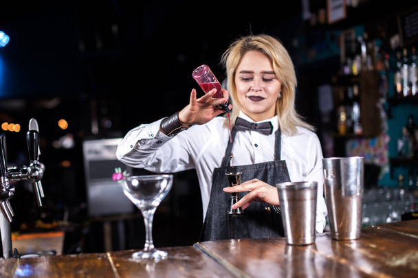 Fiducioso donna barista decora intruglio colorato - Foto, immagini