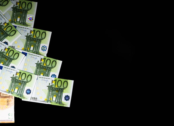 Choinka wykonana z banknotów euro w kolorze zielonym na czarnym tle. Gotówka w postaci choinki. Szczęśliwego Nowego Roku i Wesołych Świąt. Bankowość i finanse. - Zdjęcie, obraz