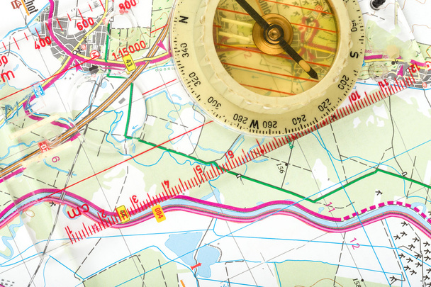 starý turistický kompas na mapě  - Fotografie, Obrázek