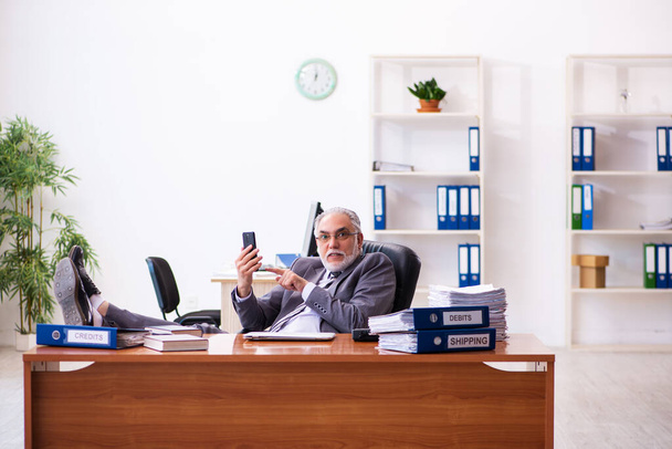 Υπάλληλος ηλικιωμένου επιχειρηματία που εργάζεται στο γραφείο - Φωτογραφία, εικόνα