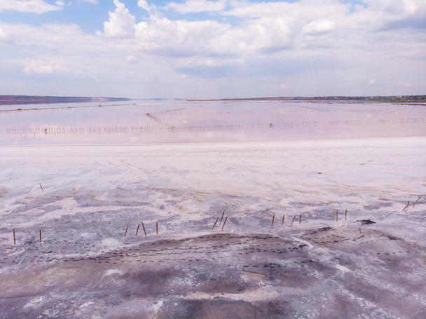 White Salt Shores of Red Kuyalnik Liman in Ucraina, Odessa in estate - Foto, immagini