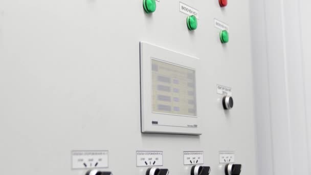 Fabrikadaki kontrol panelindeki gösterge ışıklarını kapat. Medya. Endüstriyel santral kazan dairesi kontrol paneli düğmeleri ve sinyal lambaları. - Video, Çekim