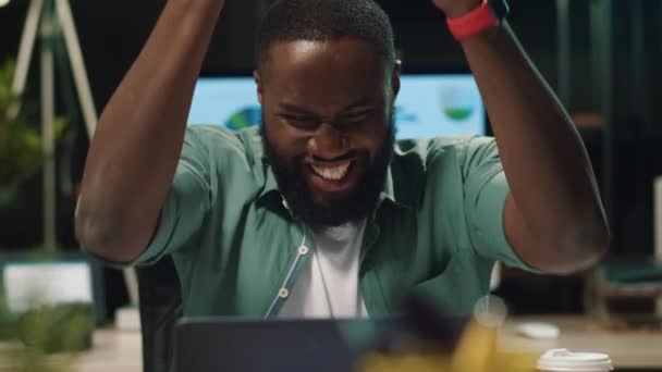 Κοντινό πλάνο ευτυχισμένος Αμερικανός επιχειρηματίας γιορτάζει την επιτυχία στο hipster γραφείο - Πλάνα, βίντεο
