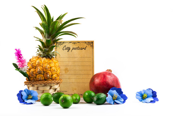 Een serie foto 's met exotisch fruit, composities en stillevens, ansichtkaart, tekstruimte, sjablonen voor sites en menu' s, Hawaïaans motief, witte geïsoleerde achtergrond, ananas, granaatappel en etc. - Foto, afbeelding
