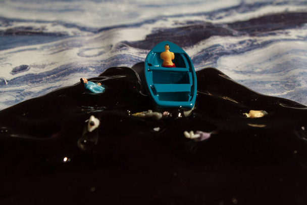 ecologia tema, poluição da água, um homem em um barco - Foto, Imagem