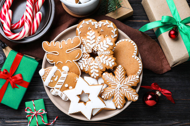 Delicious Christmas cookies on black wooden table table, flat lay - Φωτογραφία, εικόνα