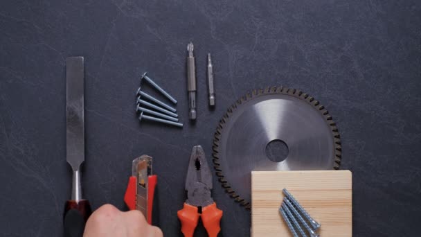 Conjunto vermelho de ferramentas de construção de trabalho na mesa - Filmagem, Vídeo