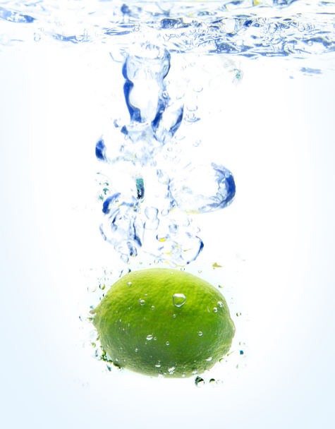 Lime dropped in a water - 写真・画像